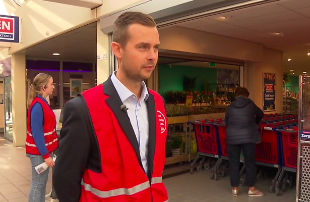 Een supermarktmedewerker van Deen